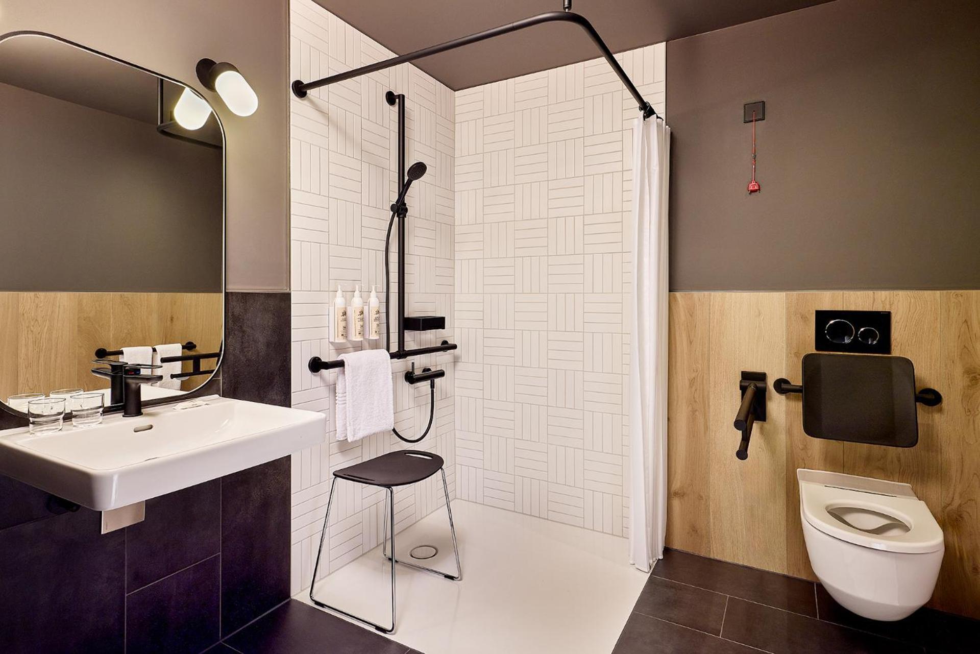 ホテル Moxy Luxembourg Airport Niederanven エクステリア 写真