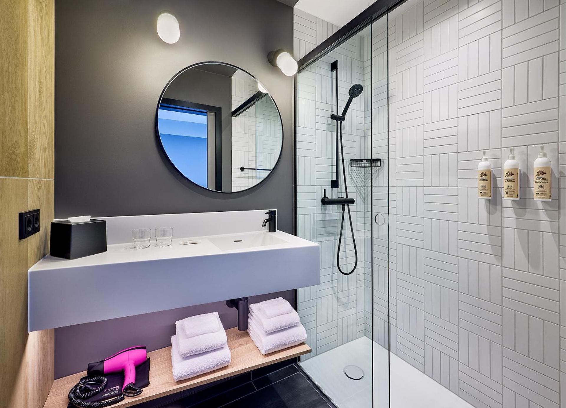 ホテル Moxy Luxembourg Airport Niederanven エクステリア 写真