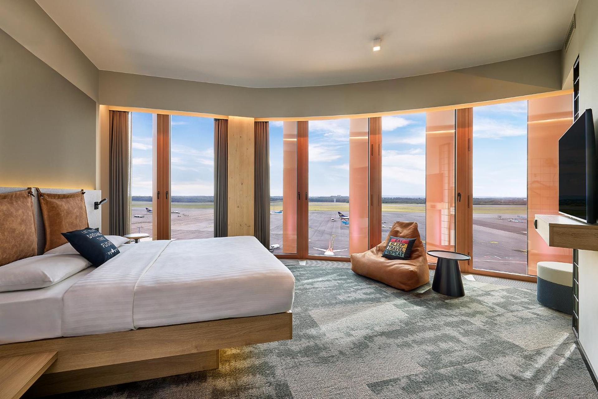 ホテル Moxy Luxembourg Airport Niederanven エクステリア 写真
