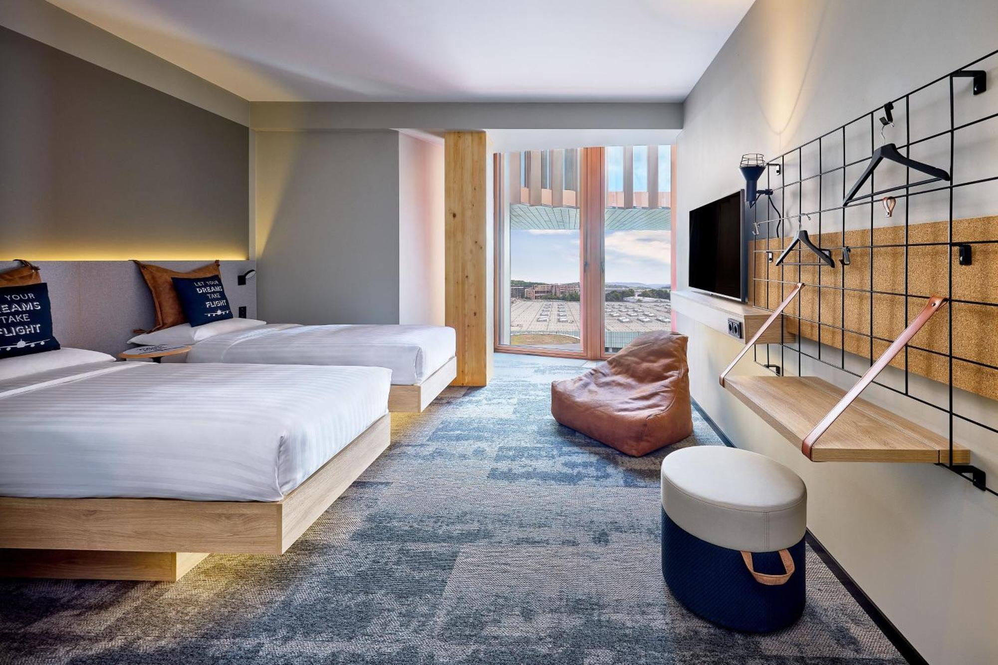 ホテル Moxy Luxembourg Airport Niederanven エクステリア 写真