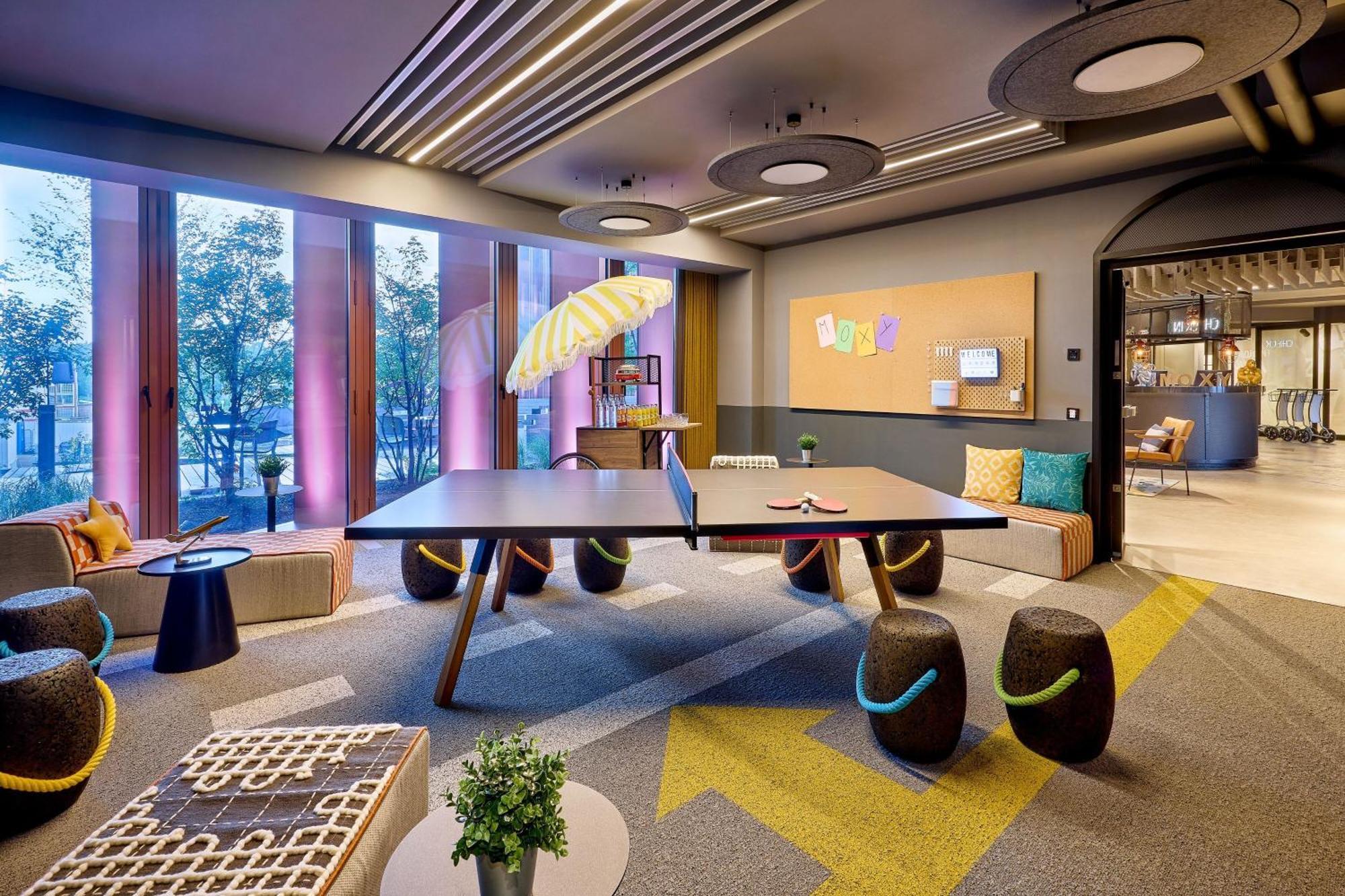 ホテル Moxy Luxembourg Airport Niederanven エクステリア 写真