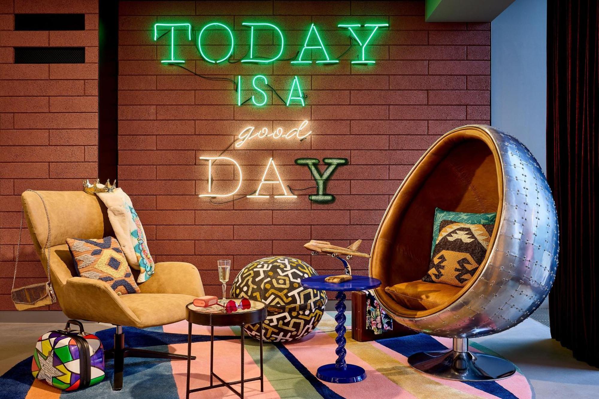 ホテル Moxy Luxembourg Airport Niederanven エクステリア 写真