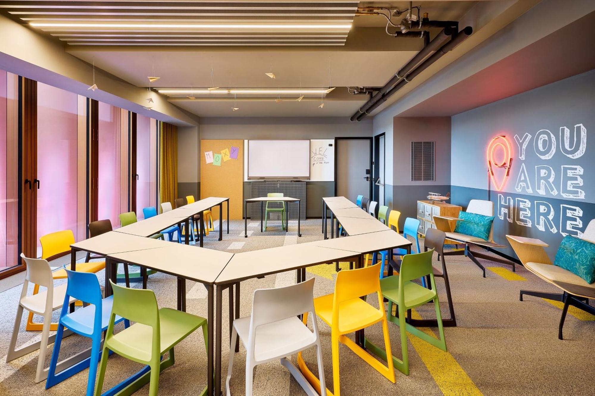 ホテル Moxy Luxembourg Airport Niederanven エクステリア 写真