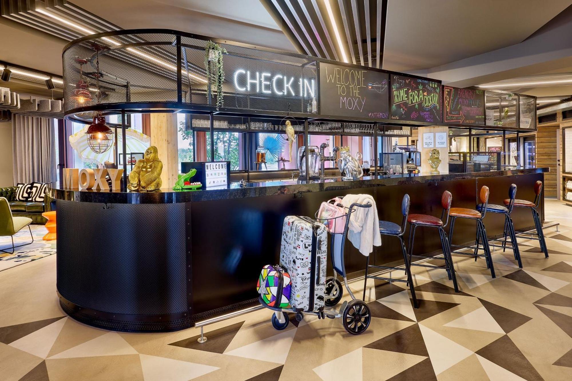 ホテル Moxy Luxembourg Airport Niederanven エクステリア 写真