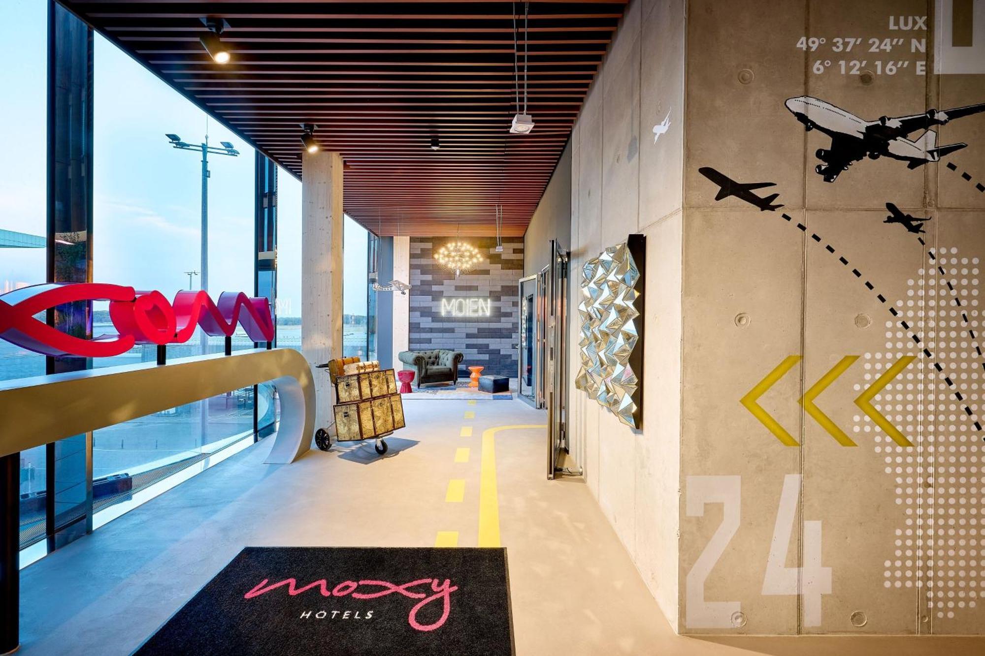 ホテル Moxy Luxembourg Airport Niederanven エクステリア 写真