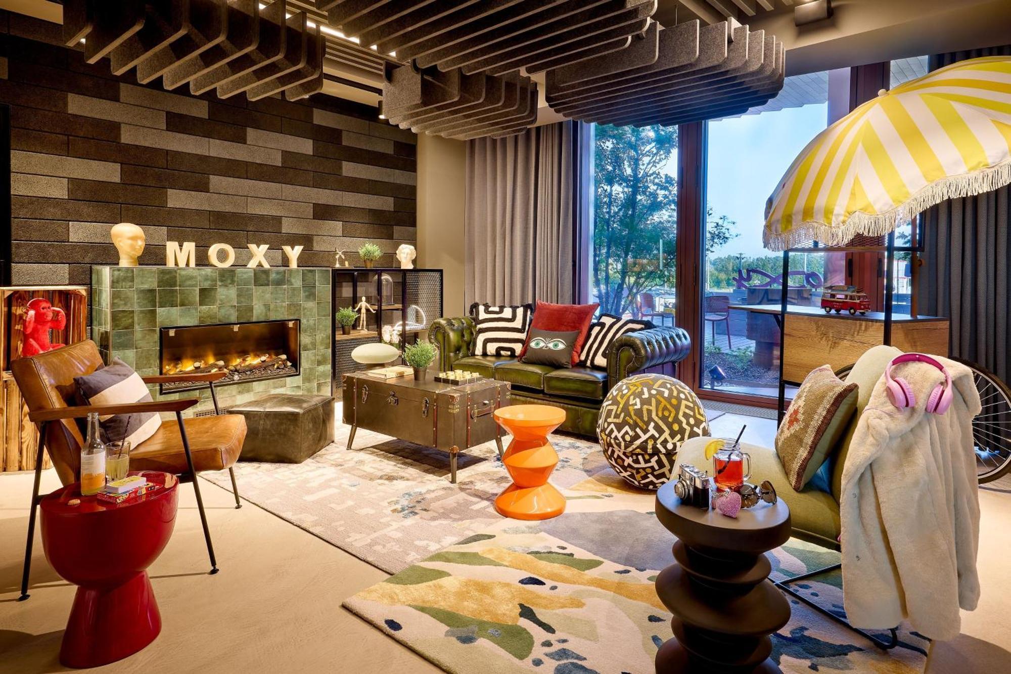 ホテル Moxy Luxembourg Airport Niederanven エクステリア 写真