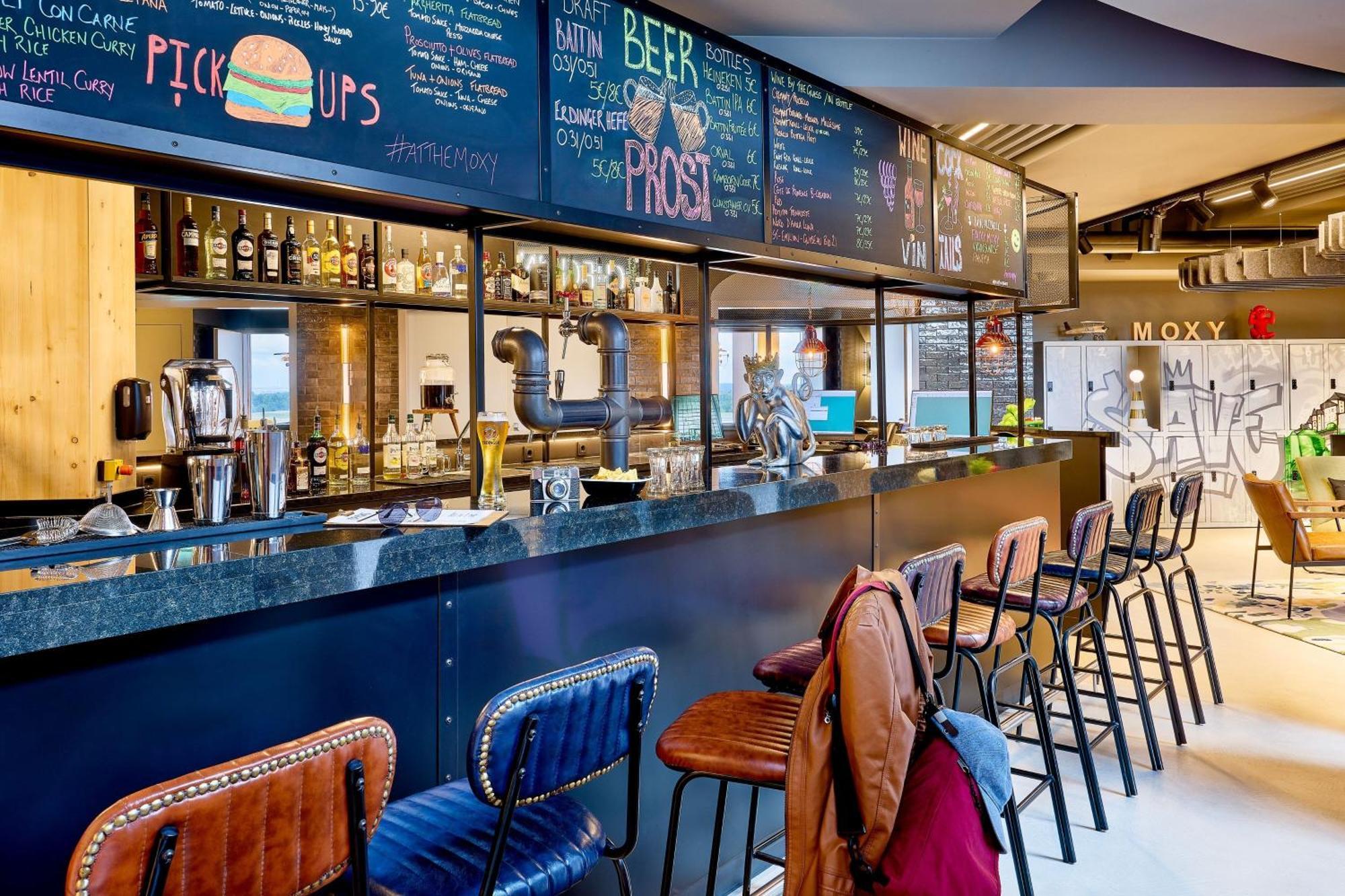 ホテル Moxy Luxembourg Airport Niederanven エクステリア 写真