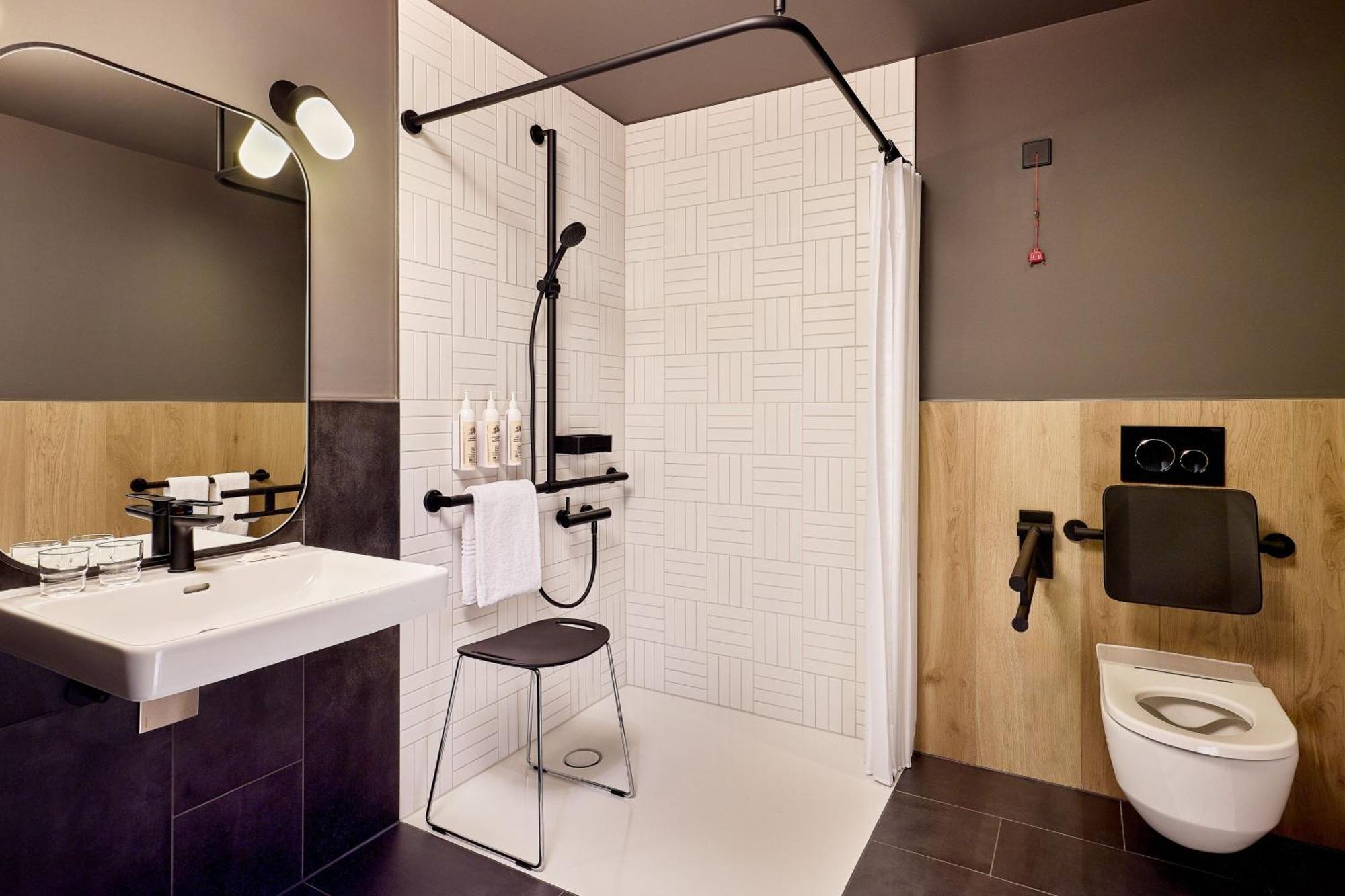 ホテル Moxy Luxembourg Airport Niederanven エクステリア 写真