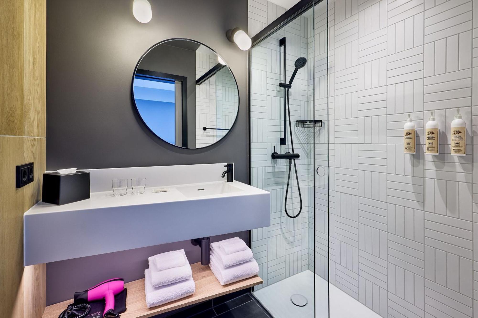 ホテル Moxy Luxembourg Airport Niederanven エクステリア 写真